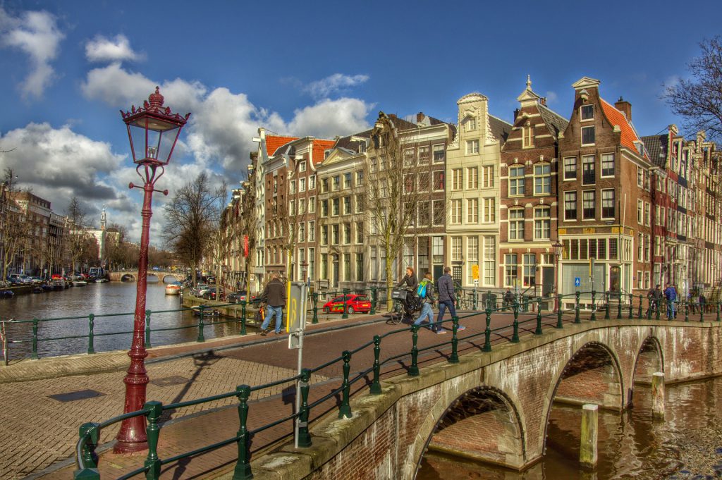 Kanały i zabytkowe kamienice w Amsterdamie