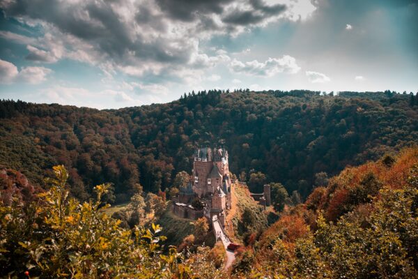 Zamek Eltz w lesie koło Wierschem w Niemczech