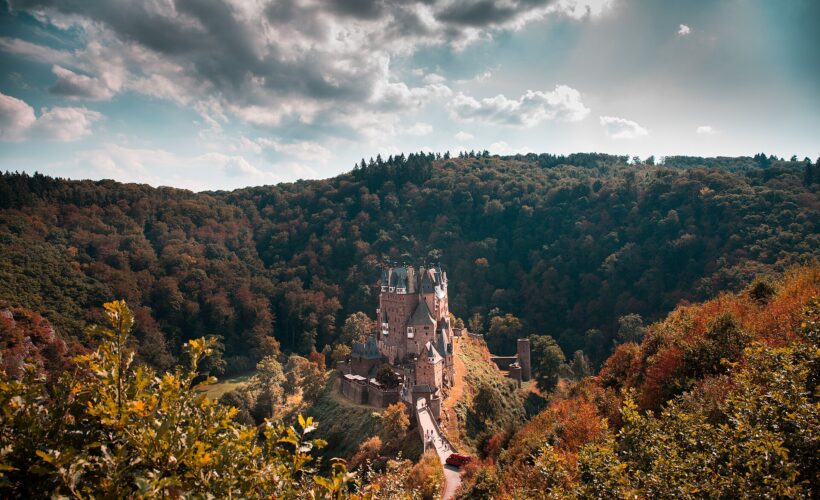 Zamek Eltz w lesie koło Wierschem w Niemczech