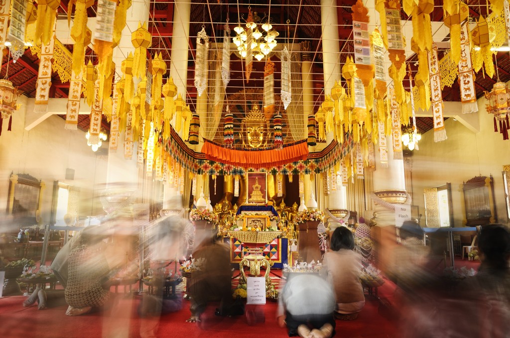 Uwielbienie... w Wat Phra Singh (fot. commons.wikimedia.org)