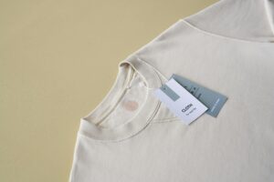 Klasyczna stylizacja z ubraniem regular fit